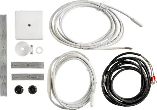 Zubehörset von Bosch für Split-Wärmepumpen, bestehend aus verschiedenen Kabeln, Verbindungsteilen und Montagematerialien. Ideal für Heizungsinstallationen.